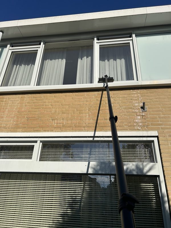 Ramen wassen met een telescoopsteel
