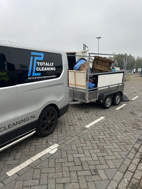 Onze bedrijfsbus met beladen aanhanger