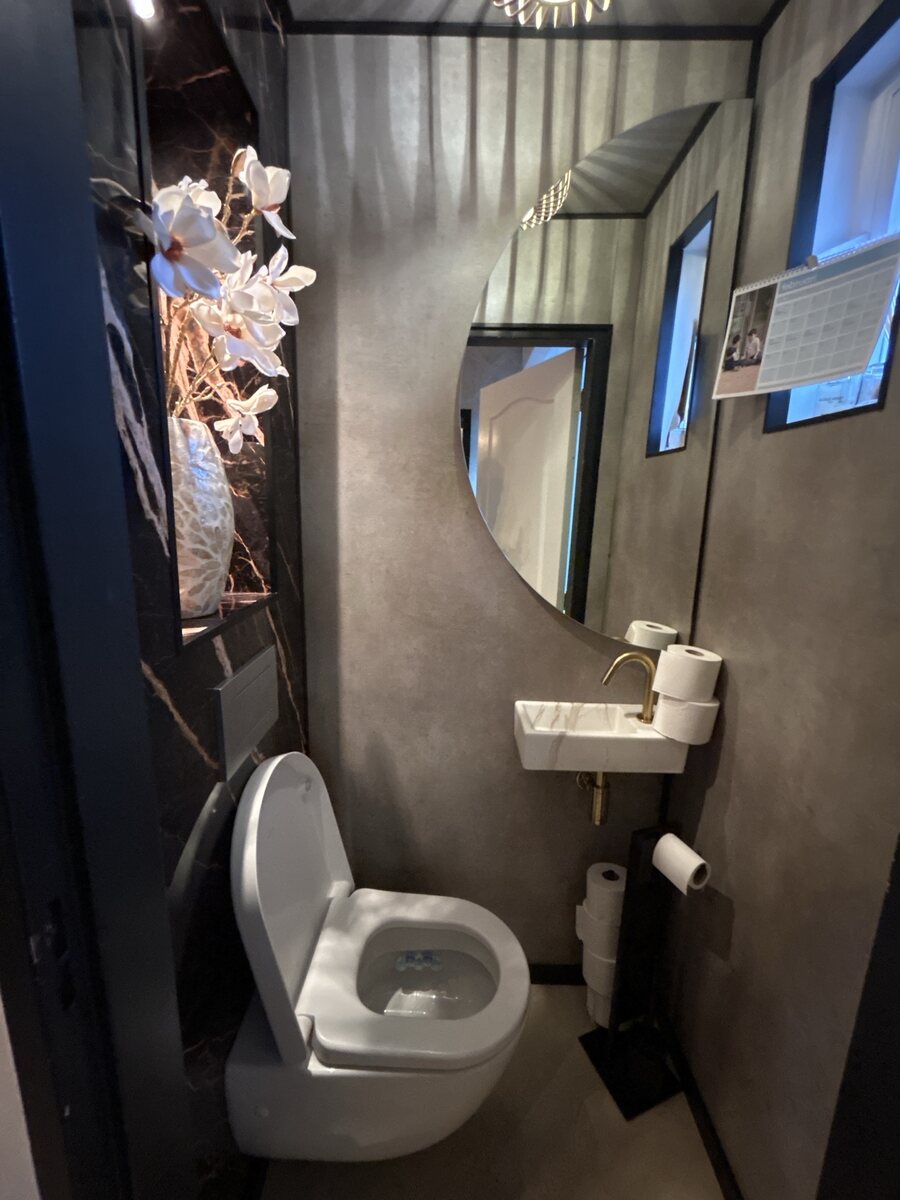 Sanitaire ruimte met toilet, wastafel en spiegel