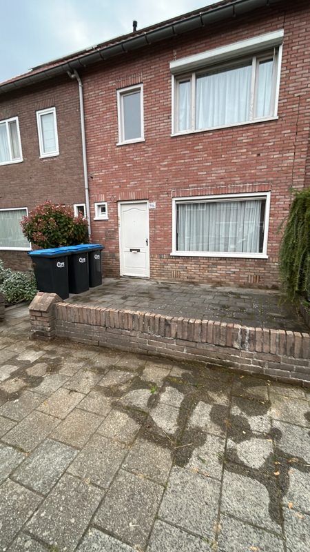 Voortuin na het opruimen